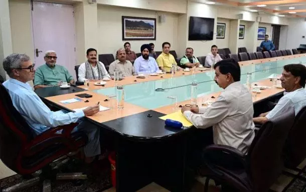 BJP विधायकों ने मुख्यमंत्री से मुलाकात कर नायब तहसीलदार के पदों से उर्दू हटाने की मांग की BJP विधायकों ने मुख्यमंत्री से मुलाकात कर नायब तहसीलदार के पदों से उर्दू हटाने की मांग की