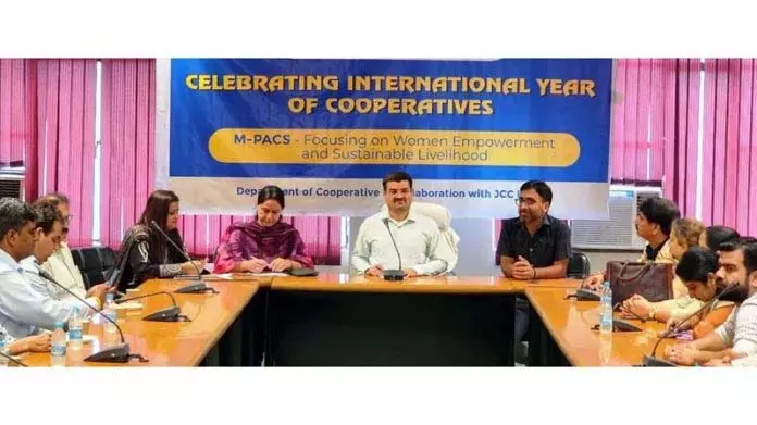 केंद्रीय मंत्री ने J&K के डेयरी, मत्स्य पालन विकास के लिए इष्टतम समर्थन का वादा किया केंद्रीय मंत्री ने J&K के डेयरी, मत्स्य पालन विकास के लिए इष्टतम समर्थन का वादा किया