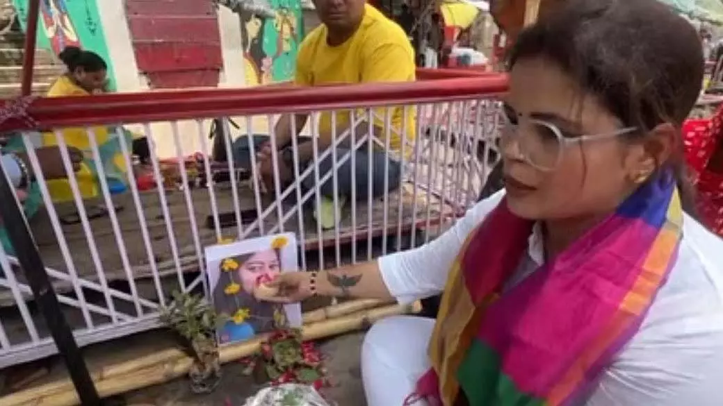 पिंडदान कर महिलाओं ने जताया विरोध, सोनम रघुवंशी के खिलाफ नाराज़गी पिंडदान कर महिलाओं ने जताया विरोध, सोनम रघुवंशी के खिलाफ नाराज़गी