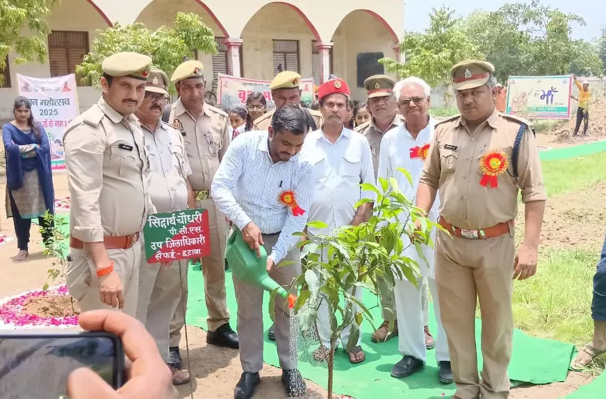 Saifai: SDM सैफई ने बच्चों के साथ किया पौधारोपण, मां को समर्पित Saifai: SDM सैफई ने बच्चों के साथ किया पौधारोपण, मां को समर्पित