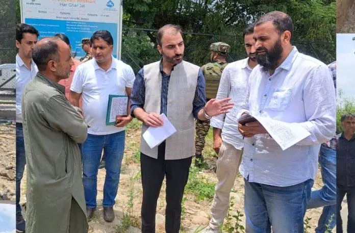 DC पुलवामा ने जलापूर्ति योजनाओं की स्थिति का आकलन करने के लिए क्षेत्रीय दौरा किया DC पुलवामा ने जलापूर्ति योजनाओं की स्थिति का आकलन करने के लिए क्षेत्रीय दौरा किया