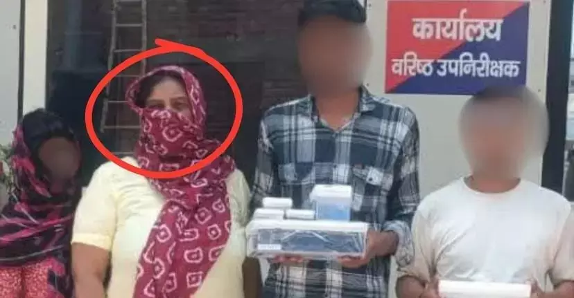 Bareilly: सेक्स रैकेट संचालिका पर भाजपा पार्षद ने जड़ा कब्जे का आरोप Bareilly: सेक्स रैकेट संचालिका पर भाजपा पार्षद ने जड़ा कब्जे का आरोप