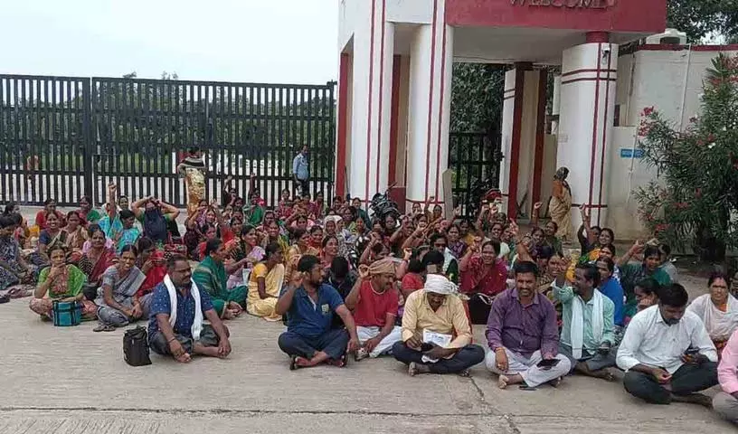 दो महीने से वेतन नहीं मिला.. बसारा IIIT गेट पर हाउसकीपिंग कर्मचारियों का प्रदर्शन दो महीने से वेतन नहीं मिला.. बसारा IIIT गेट पर हाउसकीपिंग कर्मचारियों का प्रदर्शन