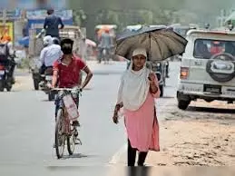 उमस भरी गर्मी से लोग हलाकान, बारिश को लेकर उम्मीदें बरकरार उमस भरी गर्मी से लोग हलाकान, बारिश को लेकर उम्मीदें बरकरार