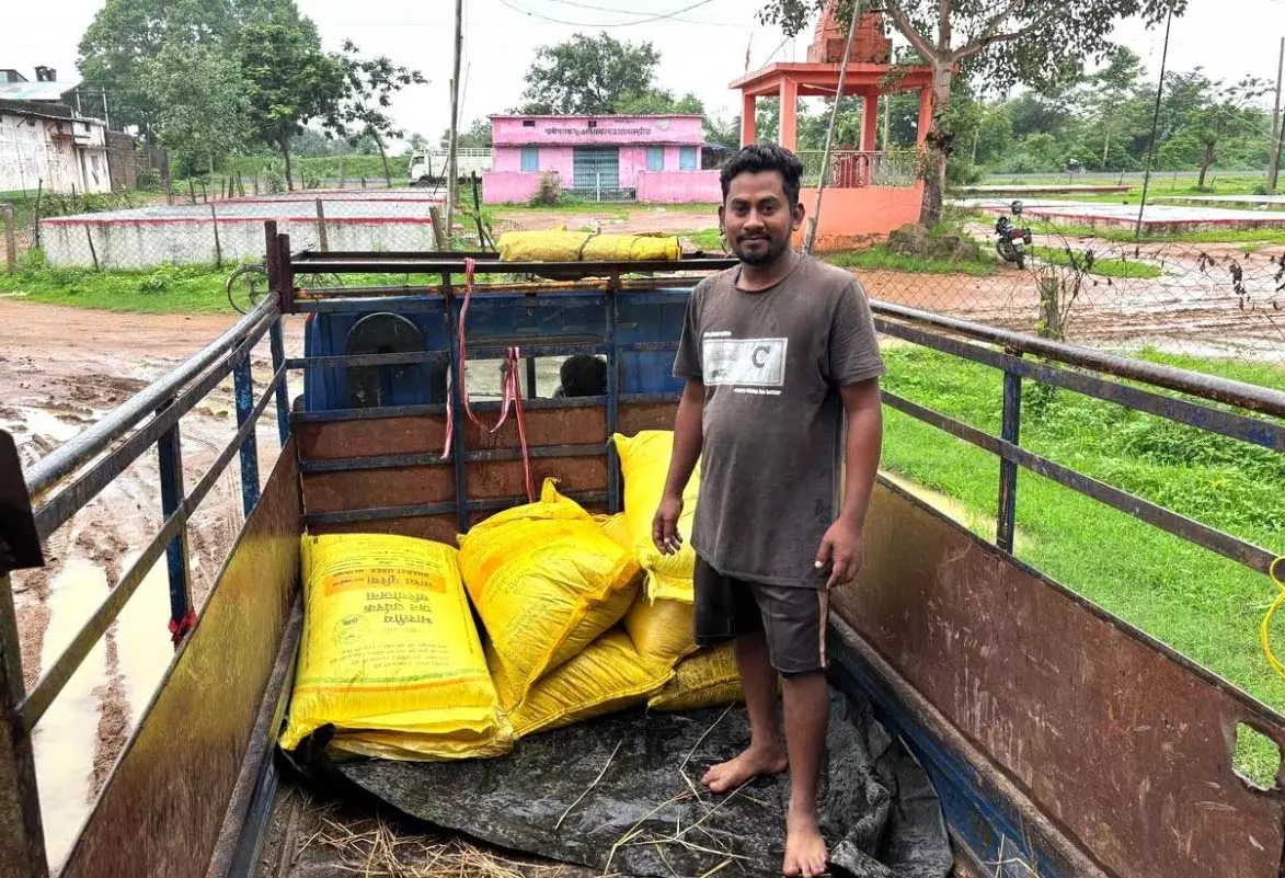 महासमुंद जिले में सहकारी समिति झालखम्हारिया में खाद की पर्याप्त उपलब्धता महासमुंद जिले में सहकारी समिति झालखम्हारिया में खाद की पर्याप्त उपलब्धता