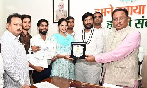 CM विष्णुदेव साय से पंथी नृत्य दल ने की मुलाकात CM विष्णुदेव साय से पंथी नृत्य दल ने की मुलाकात