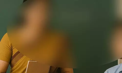 महिला टीचर की सहेली फरार, यौन शोषण के लिए लड़के को होटल ले जाने में करती थी मदद महिला टीचर की सहेली फरार, यौन शोषण के लिए लड़के को होटल ले जाने में करती थी मदद