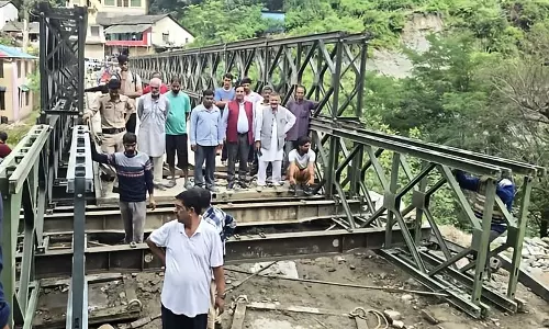 Himachal: बेली ब्रिज क्षतिग्रस्त होने से पर्यटक फंसे Himachal: बेली ब्रिज क्षतिग्रस्त होने से पर्यटक फंसे