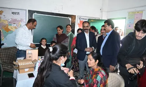 Himachal: हिमाचल प्रदेश के पंचायती राज मंत्री ने स्वास्थ्य शिविर में मुफ्त दवाइयां वितरित कीं
