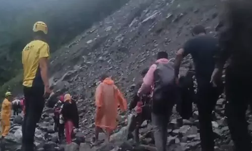 Uttarakhand: पत्थरों के गिरने के कारण केदारनाथ धाम यात्रा रोकी गई Uttarakhand: पत्थरों के गिरने के कारण केदारनाथ धाम यात्रा रोकी गई