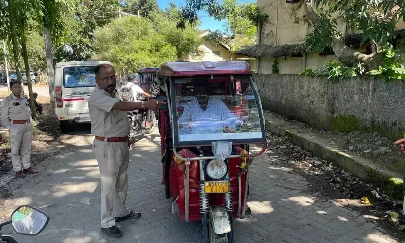 Assam: डिब्रूगढ़ में यातायात उल्लंघन पर परिवहन विभाग ने कार्रवाई की
