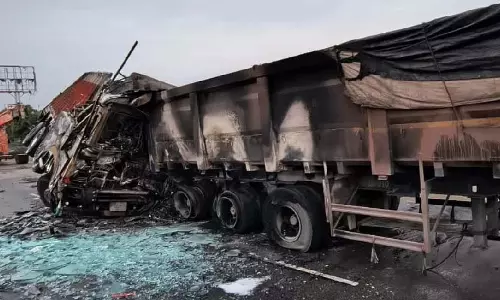 Jaipur: भीषण सड़क हादसा, ट्रक-ट्रेलर की टक्कर, जिंदा जले 2 लोग Jaipur: भीषण सड़क हादसा, ट्रक-ट्रेलर की टक्कर, जिंदा जले 2 लोग