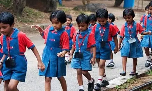 Mandya : कर्नाटक पब्लिक स्कूल पर फीस वसूलने का आरोप