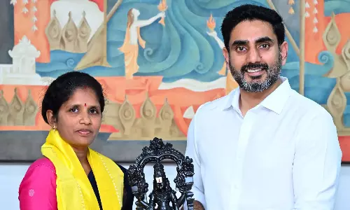 Telangana: लोकेश ने कल्याणी को शाइनिंग टीचर अवार्ड प्रदान किया
