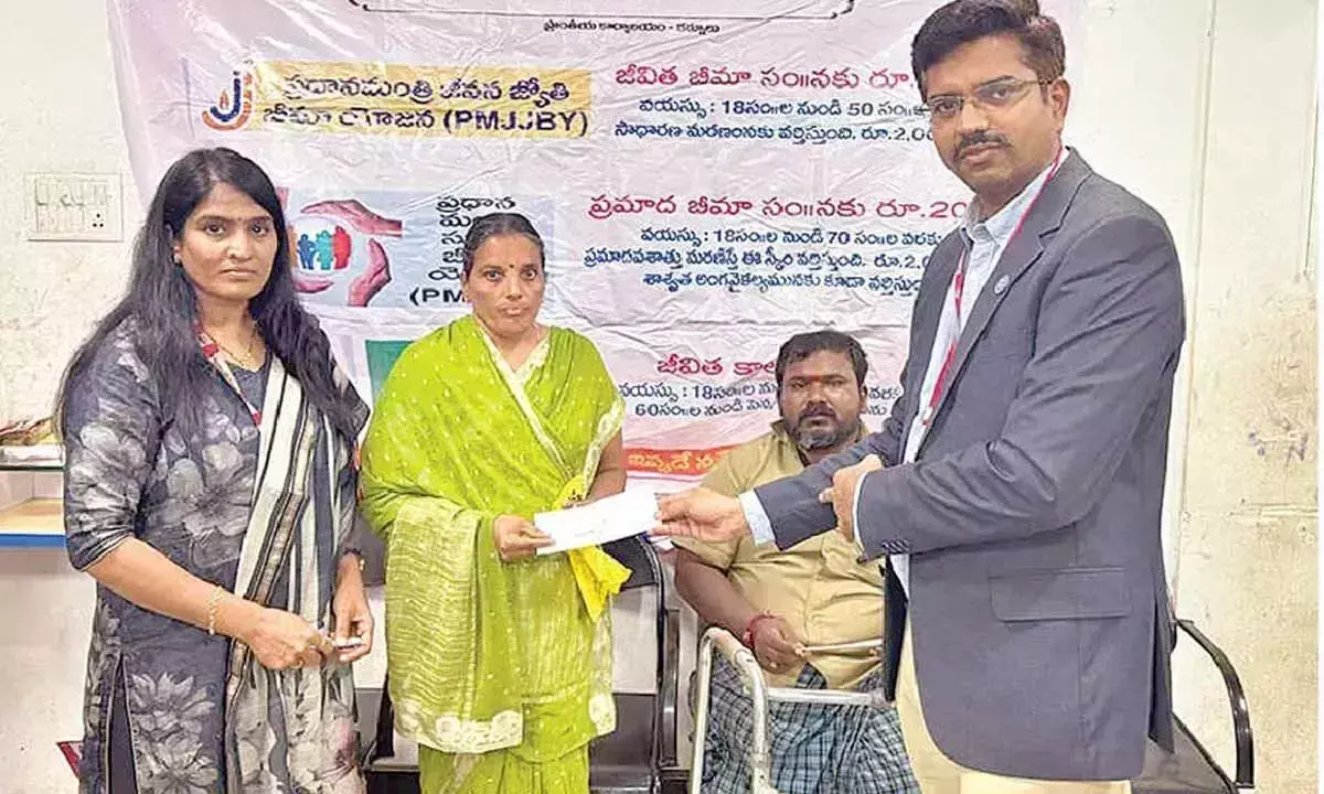 Andhra: पीएमएसबीवाई और पीएमजेजेबीवाई के अंतर्गत दावा राशि वितरित की गई