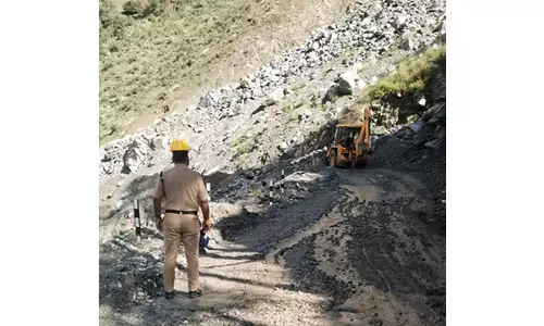 BRO ने गंगोत्री राजमार्ग पर भटवारी के पास भू-धंसाव को साफ करने का काम किया