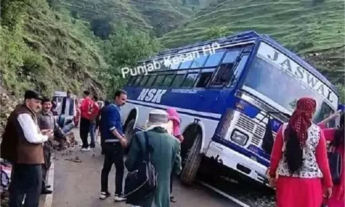 Himachal: यात्रियों से भरी निजी बस क्षतिग्रस्त Himachal: यात्रियों से भरी निजी बस क्षतिग्रस्त