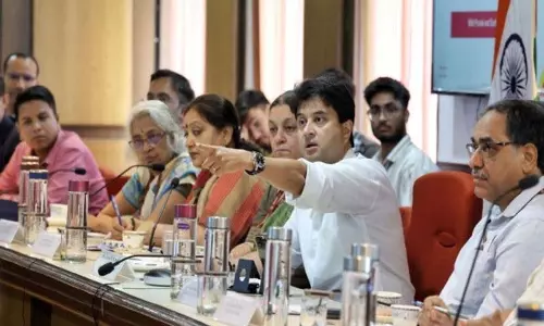 सिंधिया ने डाक विभाग के सहायकों से की बातचीत