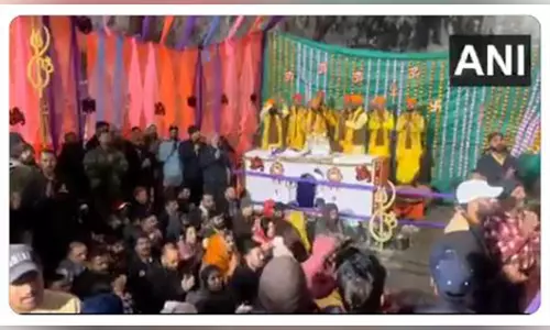 J-K: पवित्र अमरनाथ गुफा में पहुँचते ही तीर्थयात्रियों ने भजन गाए J-K: पवित्र अमरनाथ गुफा में पहुँचते ही तीर्थयात्रियों ने भजन गाए