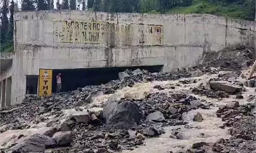 Himachal: भारी भूस्खलन, अटल टनल के पास मनाली-लेह मार्ग बंद Himachal: भारी भूस्खलन, अटल टनल के पास मनाली-लेह मार्ग बंद