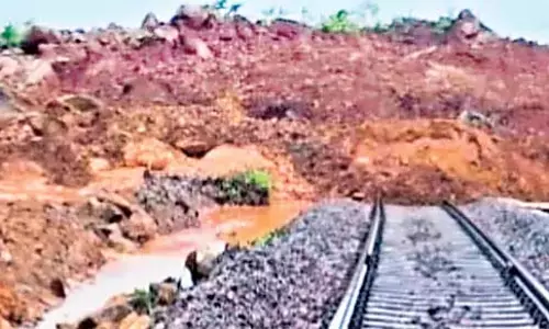 Odisha : भूस्खलन के कारण रेल की पटरियाँ टूट गई