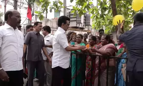 तमिलनाडु में एकता: CM घर-घर जाकर लोगों से मिल रहे है