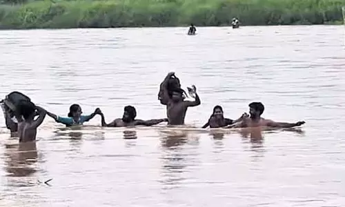Andhra के मन्यम में बाढ़ से आदिवासी गांवों का संपर्क टूटा