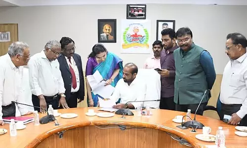 Andhra स्वास्थ्य मंत्री ने विदेशी मेडिकल स्नातकों के समक्ष आ रही समस्याओं पर चर्चा की Andhra स्वास्थ्य मंत्री ने विदेशी मेडिकल स्नातकों के समक्ष आ रही समस्याओं पर चर्चा की