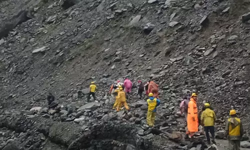 केदारनाथ से लौट रहे श्रद्धालु स्लाइड जोन में फंसे, एसडीआरएफ ने किया रेस्क्यू केदारनाथ से लौट रहे श्रद्धालु स्लाइड जोन में फंसे, एसडीआरएफ ने किया रेस्क्यू