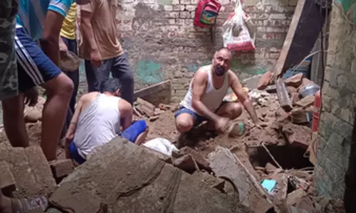 तीन मंजिला मकान की छत गिरी, पिता समेत दो बेटियों की मौत