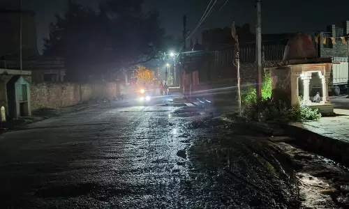 Badaun: गली में घना अंधेरा, शिकायत के बाद भी सुधार नहीं