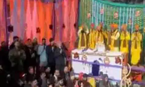 पवित्र अमरनाथ गुफा पहुंचते ही तीर्थयात्री भजन गाते हुए