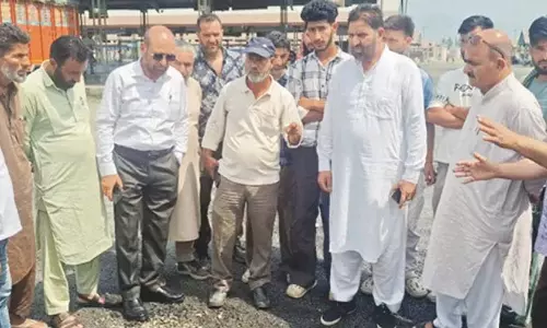 सोपोर मंडी में घटिया किस्म के मैकडैमाइजेशन पर फल व्यापारियों ने जताया रोष सोपोर मंडी में घटिया किस्म के मैकडैमाइजेशन पर फल व्यापारियों ने जताया रोष