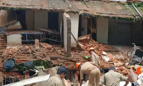 Kerala: कोट्टायम मेडिकल कॉलेज की इमारत का एक हिस्सा गिरा, 3 लोग घायल Kerala: कोट्टायम मेडिकल कॉलेज की इमारत का एक हिस्सा गिरा, 3 लोग घायल