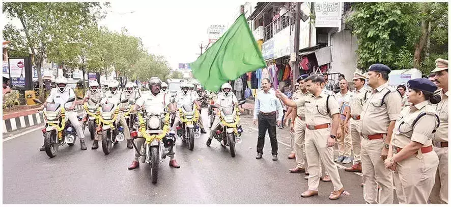 Andhra: अनकापल्ली पुलिस को 16 नई मोटरसाइकिलें मिलीं Andhra: अनकापल्ली पुलिस को 16 नई मोटरसाइकिलें मिलीं