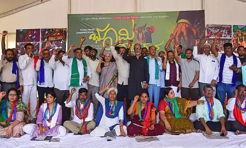 Karnataka : साहित्यकारों और फिल्म कलाकारों ने किसानों के संघर्ष का समर्थन किया Karnataka : साहित्यकारों और फिल्म कलाकारों ने किसानों के संघर्ष का समर्थन किया