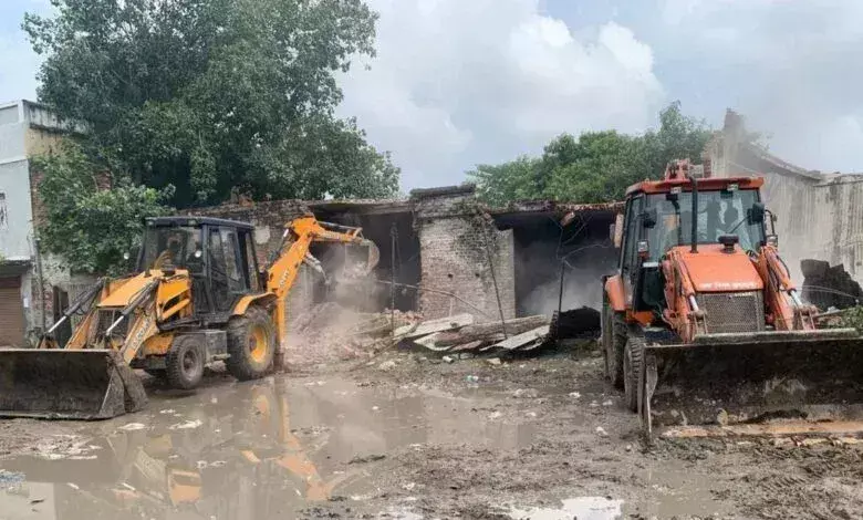Ghazipur: 100 मकानों पर चला बुलडोजर, पीएम आवास भी शामिल