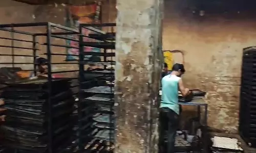 Jabalpur की फैक्ट्री में अस्वच्छ वातावरण में टोस्ट बनते हुए दिखाई दे रहे हैं; लाइसेंस निलंबित