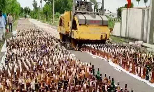 Telangana: 21.50 लाख रुपये की अवैध शराब को रोड रोलर से नष्ट किया Telangana: 21.50 लाख रुपये की अवैध शराब को रोड रोलर से नष्ट किया