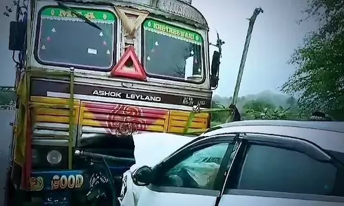 पिता का अंतिम संस्कार करने जा रहे दंपत्ति की सड़क दुर्घटना में मौत