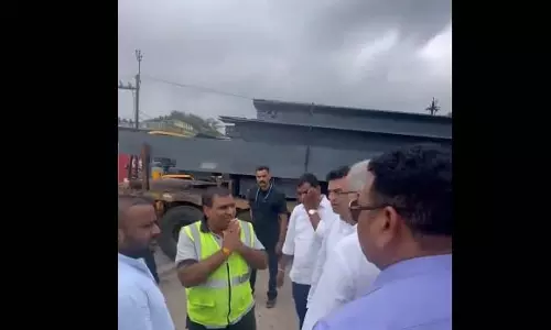 भूपेश बघेल के काफिला के सामने आया कार्गो कैरियर वाहन, वीडियो भूपेश बघेल के काफिला के सामने आया कार्गो कैरियर वाहन, वीडियो