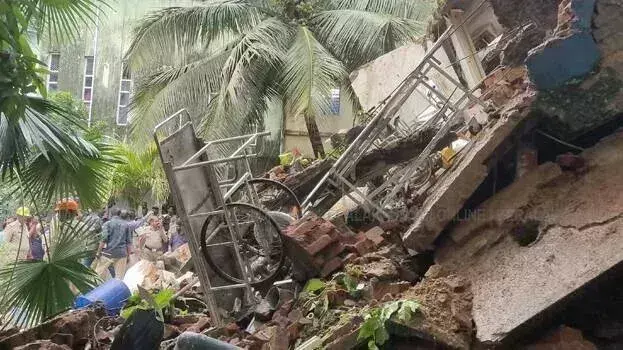 Kerala: कोट्टायम मेडिकल कॉलेज का 14वां वार्ड ढह गया, तीन लोगों को बचाया गया Kerala: कोट्टायम मेडिकल कॉलेज का 14वां वार्ड ढह गया, तीन लोगों को बचाया गया