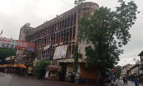 Nashik : ऐतिहासिक यशवंत मंडई को मैन्युअल तरीके से ध्वस्त करने का काम शुरू