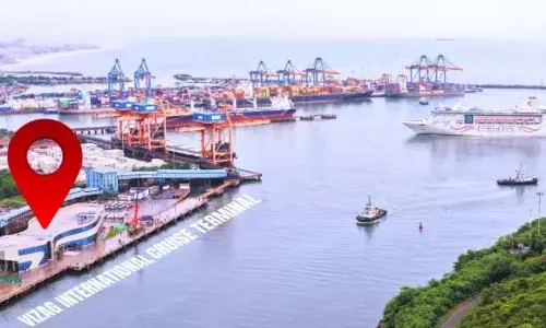विजाग बंदरगाह पर लग्जरी क्रूज लाइनर MV एम्प्रेस को हरी झंडी दिखाई गई विजाग बंदरगाह पर लग्जरी क्रूज लाइनर MV एम्प्रेस को हरी झंडी दिखाई गई