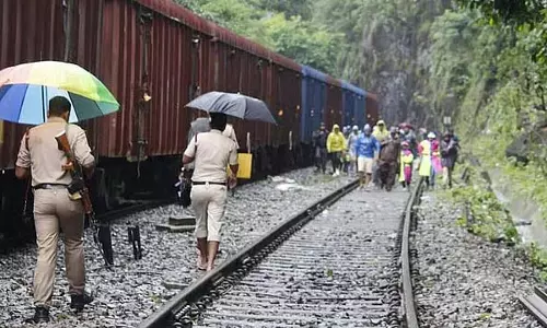दूधसागर जलप्रपात पर प्रतिबंध का उल्लंघन करने पर रेलवे पुलिस ने चलाया विशेष अभियान