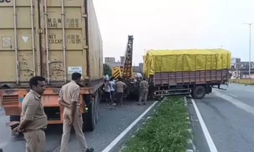 डीसीएम और कंटेनर की टक्कर में तीन की मौत