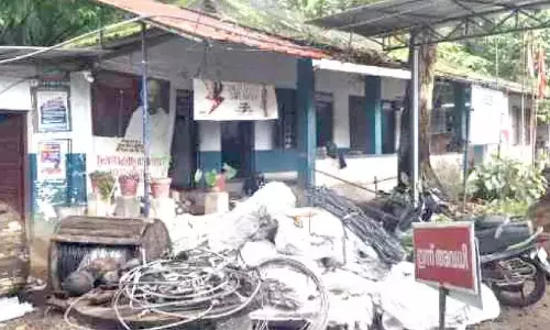 KSEB कार्यालय कठिनाइयों के बीच KSEB कार्यालय कठिनाइयों के बीच