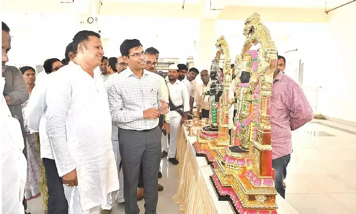 Andhra: हस्तशिल्प को आजीविका के लिए मजबूत समर्थन की आवश्यकता है: कलेक्टर Andhra: हस्तशिल्प को आजीविका के लिए मजबूत समर्थन की आवश्यकता है: कलेक्टर