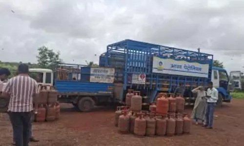 सैन्कोले में कम वजन वाले LPG सिलेंडर रैकेट का भंडाफोड़ सैन्कोले में कम वजन वाले LPG सिलेंडर रैकेट का भंडाफोड़