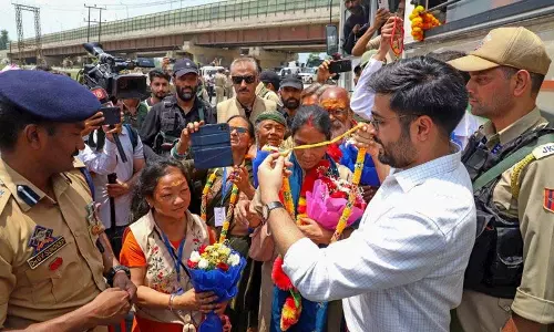 Kashmir निवासियों ने तीर्थयात्रियों का गर्मजोशी से स्वागत किया
